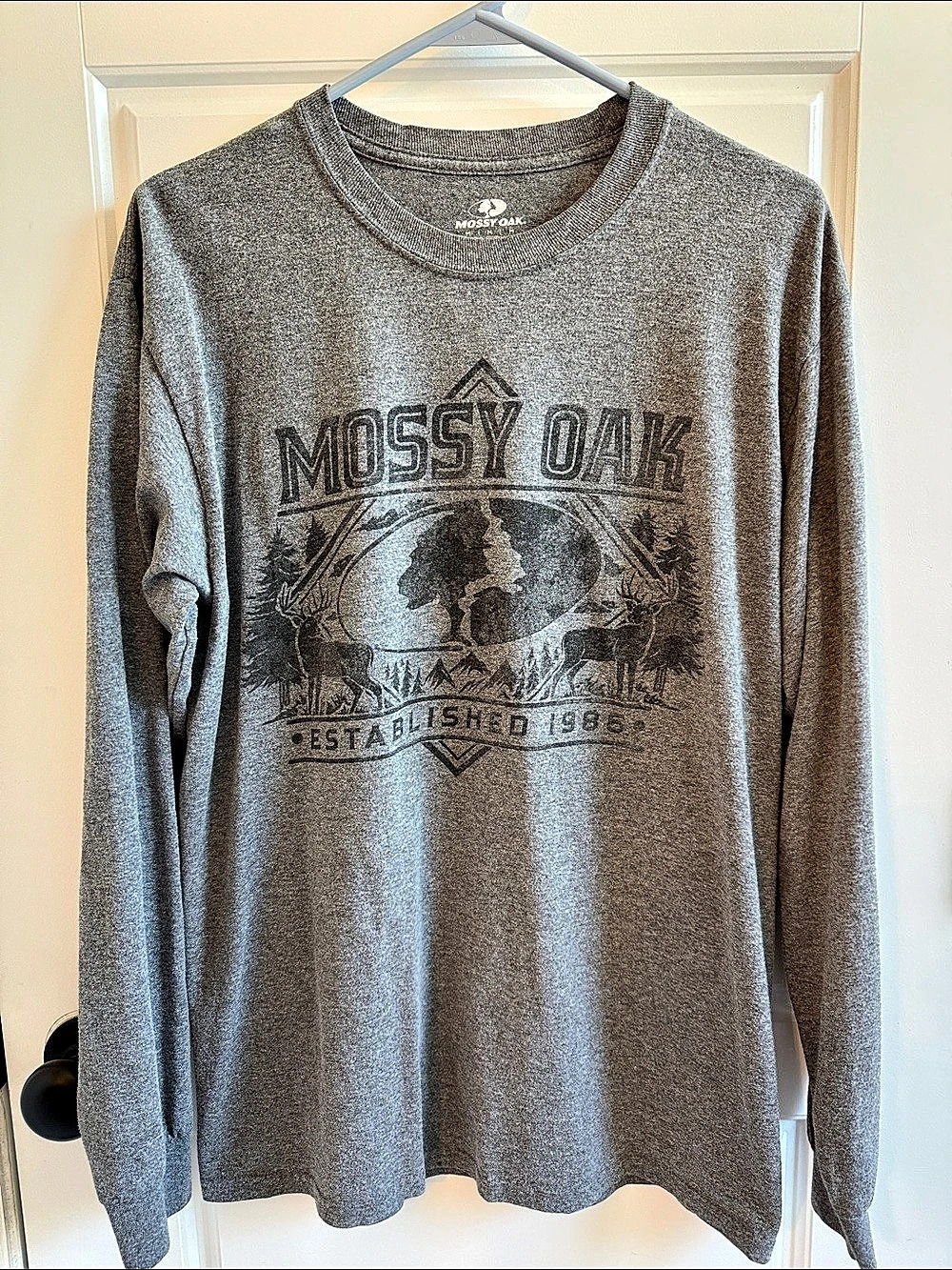 Mossy Oak Long Sleeve Graphic Tee in Gray Size Medium